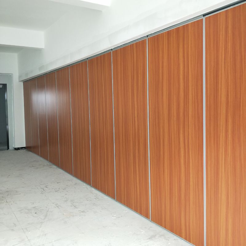 অ্যানোডাইজিং MDF অ্যালুমিনিয়াম অ্যাকোস্টিক পার্টিশন ওয়াল সিলিং মাউন্ট করা ফ্রি স্ট্যান্ডিং কাস্টমাইজড রঙ